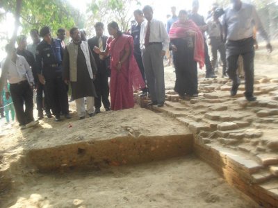 খনন এলাকা পরিদর্শন করেন সংস্কৃতিমন্ত্রী আসাদুজ্জামান নূর