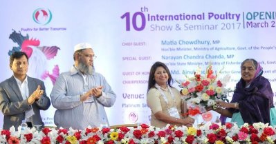 পোল্ট্রি গবেষণায় বিশেষ অবদান রাখায় অমৃতা পণ্ডিতকে প্যারাগন অ্যাওয়ার্ড প্রদান করছেন কৃষিমন্ত্রী মতিয়া চৌধুরী