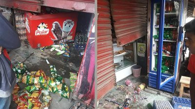 ভাঙচুর করা হয় দোকানের ফ্রিজ