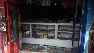 ছাত্রলীগের তাণ্ডবে ক্ষতিগ্রস্ত দোকান