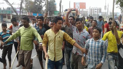 ঘটনার প্রতিবাদে মহসড়কে ব্যবসায়ীরা