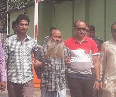 আবুল কাশেস ওরফে বড় হুজুর (মাঝখানে)