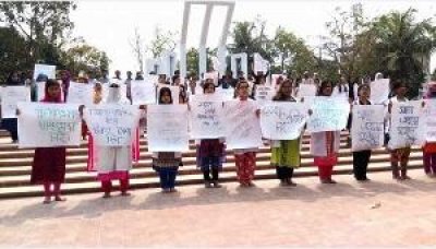 খুলনা মেডিক্যাল কলেজ হাসপাতালের ইন্টার্ন চিকিৎসকরা &lsquo;স্বেচ্ছা অবসর&rsquo; কর্মসূচি পালন করেছেন