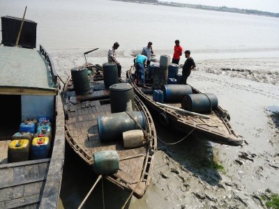 খুলনায় তিন হাজার লিটার চোরাই তেলসহ গ্রেফতার ৪