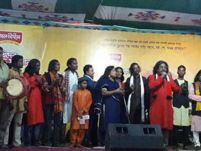 শাহ আবদুল করিম লোকউৎসবে মঞ্চে ফকির আলমগীরসহ অন্য শিল্পীরা