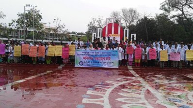 ঢামেকের ইন্টার্ন চিকিৎসক পরিষদের মানববন্ধন