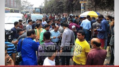 রাজধানীতে ‘লক্কড়-ঝক্কড়’ গাড়ির বিরুদ্ধে অভিযান চলছে
