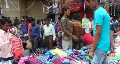 রাজধানীর ফুটপাতজুড়ে থাকা এসব দোকান থেকে ছুটির দিনেও চাঁদা তোলা হয়