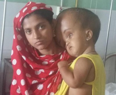 মা শারমীনের কোলে শিশু হাসান