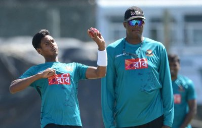 মুস্তাফিজের অনুশীলনে নজর রাখছেন ওয়ালশ