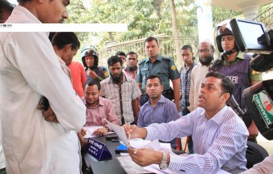 রমনা টেনিস ক্লাব এলাকায় বিআরটিএ&rsquo;র নির্বাহী ম্যাজিস্ট্রেট সুজিত হাওলাদার ভ্রাম্যমাণ আদালত পরিচালনা করেন (ছবি: ফোকাস বাংলা)