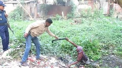 ডোবা থেকে অস্ত্র উদ্ধার 