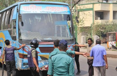 রমনা টেনিস ক্লাব এলাকায় ভ্রাম্যমাণ আদালতের অভিযান (ছবি: ফোকাস বাংলা)