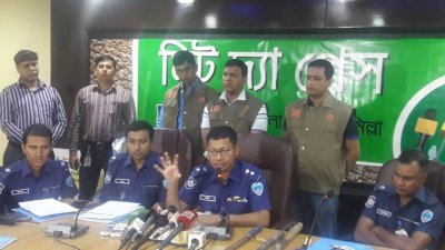 সংবাদ সম্মেলন করছেন কুমিল্লা পুলিশ সুপার মো. শাহ আবিদ হোসেন 
