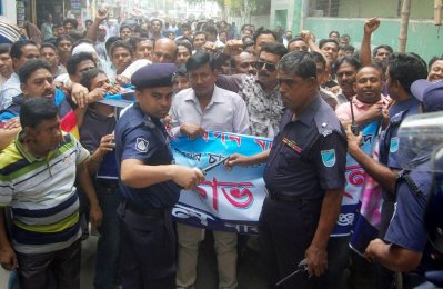 পুলিশের বাধার মুখে মিছিল