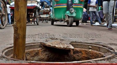 রাস্তায় খোলা অবস্থায় ম্যানহোল