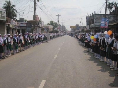 এক কিলোমিটারের মানবপ্রাচীর