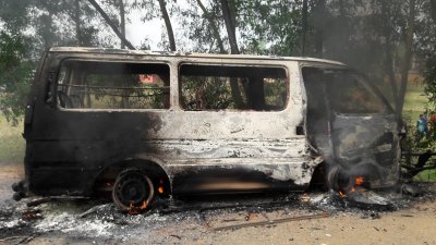 পুলিশের গাড়িতে আগুন দেয় স্থানীয়রা 