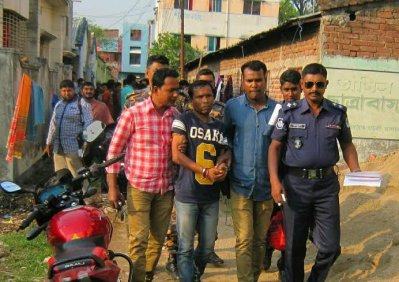 যশোরে অস্ত্র-গুলি, বোমাসহ যুবক আটক