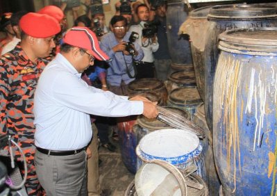 কেমিক্যাল গোডাউনে অভিযান পরিচালনার সময় ঢাকা দক্ষিণের মেয়র সাঈদ খোকন। ছবি: ফোকাস বাংলা