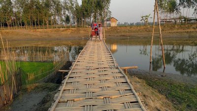 লালমনিরহাট রত্নাই নদীর ওপর তৈরি বাঁশের সেতু