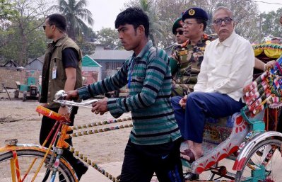 রিকশায় চড়লেন রাষ্ট্রপতি। ছবি: ফোকাস বাংলা