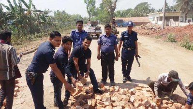 ঝিনাইদহে অতিরিক্ত পুলিশ সুপারের উদ্যোগে রাস্তা মেরামত