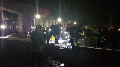 দুর্ঘটনাস্থলে ফায়ার সার্ভিসের কর্মীরা
