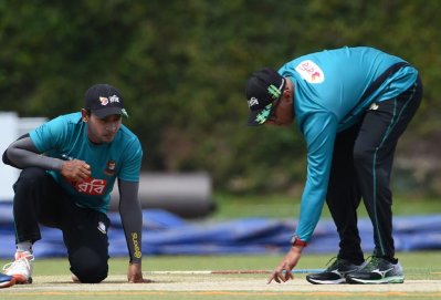 উইকেট পরীক্ষা করছেন হাথুরুসিংহে ও মুশফিক