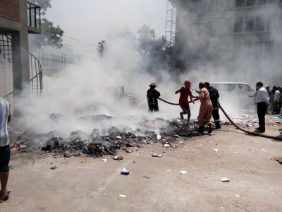 আগুন নেভানোর চেষ্টা করছেন ফায়ার সার্ভিসের কর্মীরা