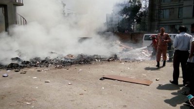 আগুন নেভানোর চেষ্টা করছেন ফায়ার সার্ভিসের কর্মীরা