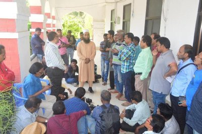জেলা প্রশাসকের কার্যালয়ে অবস্থান কর্মসূচি