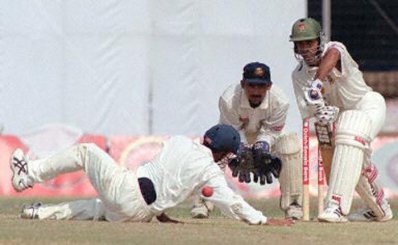 অভিষেক টেস্টের একটি দৃশ্য