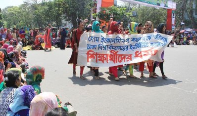 নীলক্ষেত মোড়ে সড়ক আটকে আন্দোলনে গার্হস্থ্য অর্থনীতি কলেজের শিক্ষার্থীরা (ছবি: ফোকাস বাংলা)