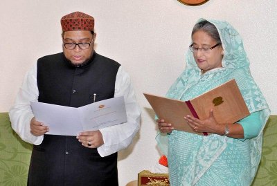 প্রধানমন্ত্রীর কাছে শপথ নিলে কুষ্টিয়ার জেলা পরিষদ চেয়ারম্যান (ছবি-ফোকাস বাংলা)