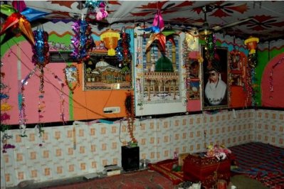 চিশতিয়া কাদেরিয়া দরবার শরীফের ভেতরভাগ
