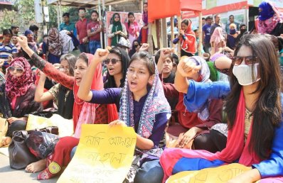 নীলক্ষেত মোড়ে সড়ক আটকে আন্দোলনে গার্হস্থ্য অর্থনীতি কলেজের শিক্ষার্থীরা (ছবি: ফোকাস বাংলা)