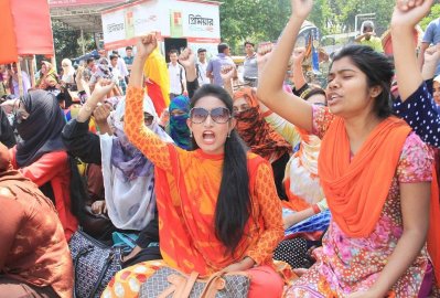নীলক্ষেত মোড়ে সড়ক আটকে আন্দোলনে গার্হস্থ্য অর্থনীতি কলেজের শিক্ষার্থীরা (ছবি: ফোকাস বাংলা)