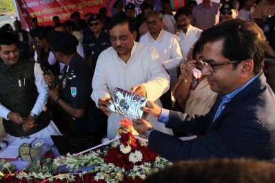 স্বরাষ্ট্রমন্ত্রীর হাতে পুলিশভ্যানের চাবি তুলে দিচ্ছেন যশোরের সংসদ সদস্য কাজী নাবিল আহমেদ