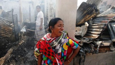 পুড়ে যাওয়া সর্বস্বের সামনে এক নারীর কান্না