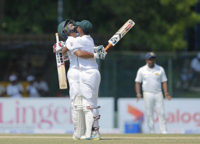 সেঞ্চুরির পর সাকিবকে অভিনন্দন জানান মোসাদ্দেক