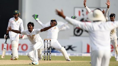 তৃতীয় দিন শুরু সাকিব-মুশফিকে ভরসা রেখে