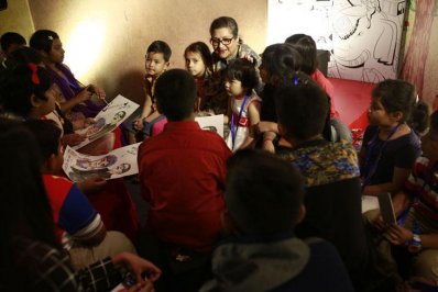 শিশুদের সঙ্গে জাতির পিতার স্মৃতি চারণ করছেন কন্যা শেখ রেহানা