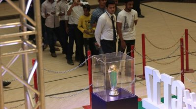ট্রফি দেখতে হাজির উৎসুক দর্শকরা