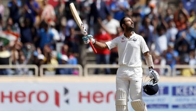 চেতশ্বর পূজারা অপরাজিত আছেন ১৩০ রানে