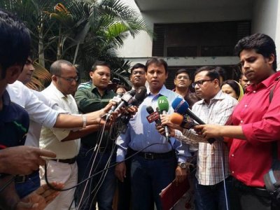 সাংবাদিকদের সামনে ডা. সোহেল মাহমুদ
