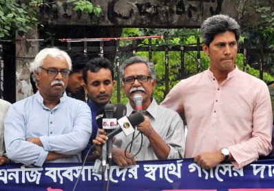 বিক্ষোভ সমাবেশে বক্তব্য রাখছেন অধ্যাপক  আনু মুহাম্মদ
