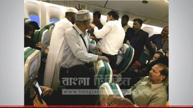 উড়ন্ত বিমানে যাত্রীদের হাতাহাতি!