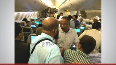 উড়ন্ত বিমানে যাত্রীদের হাতাহাতি!