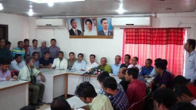 সংবাদ সম্মেলনে বক্তব্য রাখছেন রুহুল কবির রিজভী